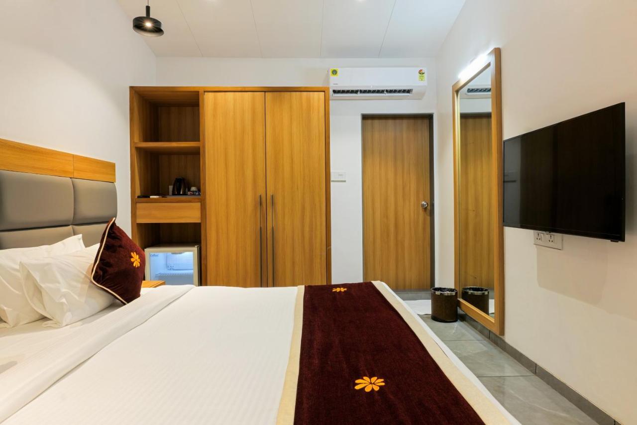 Gold Beach Villa Daman Bagian luar foto