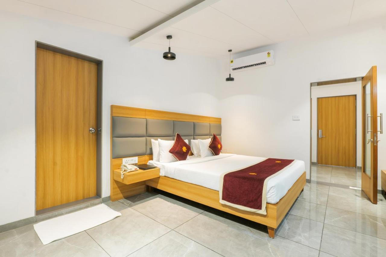 Gold Beach Villa Daman Bagian luar foto