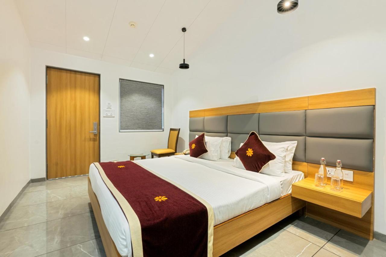 Gold Beach Villa Daman Bagian luar foto